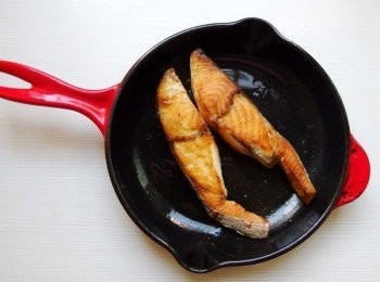 step2: 使用平底鍋將土魠魚香煎至焦黃,然後起鍋備用。