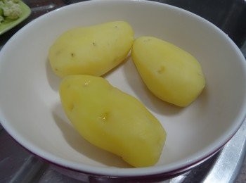 step6: 薯仔去皮蒸約20分鐘至8,9成熟 （時間按約大小自行調節）浸冷水中， 稍涼後 切成件備用