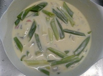 step4: 加入海鮮同青蔥和<span class="group_2">調味</span>料攪勻。