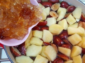 step4: 將冰糖及桃膠加入鍋內，再燉30分鐘即可。