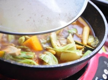 step4: 再蓋上鍋蓋轉中小火滾煮約25分鐘即可