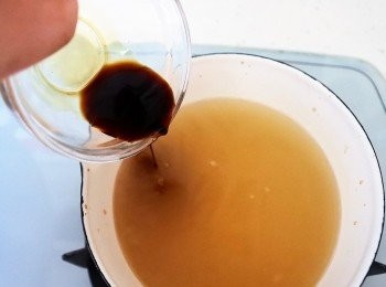 step3: 將高湯倒入鍋中加熱煮滾後加入鹽巴與醬油調味