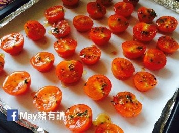 step2: 切好的小蕃茄用橄欖油、鹽、黑椒、糖和迷迭香拌勻。蕃茄皮向下，平均放在已鋪上錫紙及焗盤紙的焗盤上，碗內剩餘的橄欖油及香草澆上蕃茄表面，放入焗爐以140度焗兩小時或至蕃茄體積縮小一半或以上。