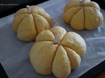 step4: 將麵糰滾圓至圓型,跟手滾平麵糰，放入紅豆蓉、包封好收口向下，《用廚房繩作包禮物般打十字、從覆兩-三次， 打結位在包下》