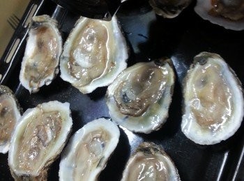 step2: 急凍蠔解凍後,先灑上適量椒鹽