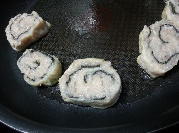 step9: 再將蝦膠用慢火兩邊煎到金黃即可,再配甜雞醬進食更美味