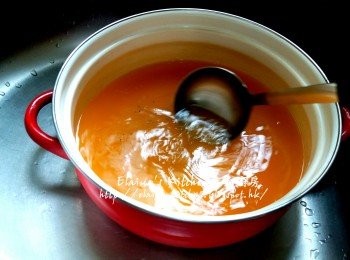 step14: 蝦湯底煲好後隔去渣 , 將湯底放回煲內加少許鹽 , 胡椒粉及黑胡椒碎拌勻