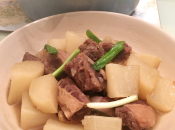 step8: 把牛腩洗淨，跑活水，切厚片備用