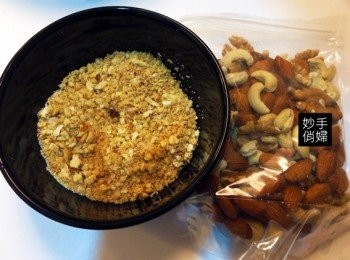 step1: 堅果我是在傳統市場買的,差不多使用約半包的量,用調理機打碎之後備用