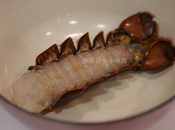 step1: <a href="https://bit.ly/3CaaqmB" target="_blank" data-keyword="龍蝦尾" class="guide-link"><strong>龍蝦尾</strong></a> <span style="display:inline-block;vertical-align:middle;margin-top:-3px;color:initial;border-radius:3px;padding:2px 3px;font-size:12px;line-height:14px;background:#87d300;color:#fff;">即買</span> 洗乾淨，用廚紙印乾
沿邊的殼用剪刀剪開