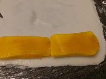 step2: 芒果肉切成厚身長方形,核兩邊肉和切出來的碎芒果打成芒果醬備用。