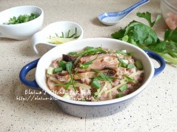 step8: 待15分鐘肉餅熟透後取出灑上蔥粒及蔥絲即可 (可按個人喜好淋上甜豉油)