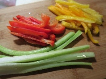 step1: 蔬菜切成條狀備用