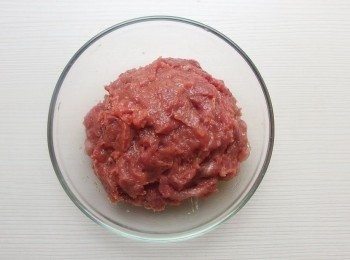 step6: 將鴨胸肉去皮後切小塊,用菜刀剁碎。再放入調理碗裡加入少許鹽,胡椒粉及芝麻香油,加一小匙的醬油用筷子依順時針方向攪拌至產生黏性。