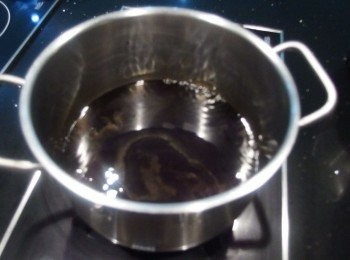 step3: 準備一個鍋子,將醬油及糖和烏醋全放入鍋裡煮滾。