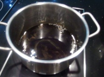 step3: 準備一個鍋子,將醬油及糖和烏醋全放入鍋裡煮滾。