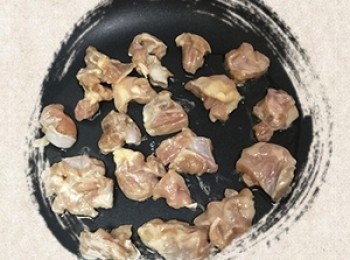 step9: 雞腿肉切塊狀使用<span class="group_2">雞肉醃料</span>醃製30分鐘後，沾上太白粉，沙拉油熱鍋後，煎至兩面上色取出備用。