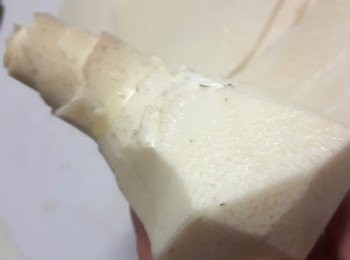 step2: 竹筍外殼切掉