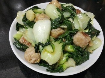 step6: 做法：

將免治豬肉，菜脯用生粉，糖，麻油撈好醃 30分鐘，再將肉丸搓成肉丸，用中火煎熟備用，再爆香蒜頭，乾蔥，薑片爆炒白菜仔，炒至少少軟身後，放入雞粉，糖，鹽少少水，肉丸回鑊，焗煮約 1 分鐘，少少麻油，生粉水埋芡，完成 。