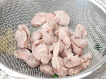 step2: 用開水沖一沖，瀝乾水份，再將<a href="https://bit.ly/3uTwVKG" target="_blank" data-keyword="雞腎" class="guide-link"><strong>雞腎</strong></a> <span style="display:inline-block;vertical-align:middle;margin-top:-3px;color:initial;border-radius:3px;padding:2px 3px;font-size:12px;line-height:14px;background:#87d300;color:#fff;">即買</span> 切片