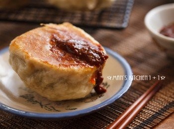 step12: 沾上辣椒醬的水煎包不是不是看起來特別誘人呢？