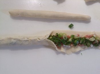 step7: 鋪平豬絞肉➡蔥花➡二端包起來成長圓柱狀➡從一側捲成蝸牛的形狀