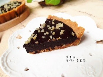 step6: 放入冰箱定型就完成囉！帶點苦味的巧克力派，不會太甜膩，又非常方便唷！