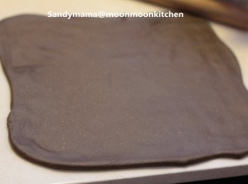 step4: 4.先在原味麵糰上，掃上少許清水。