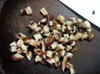 step5: 冬菇浸軟後切粒,蔥切粒,蔥頭切粒待用