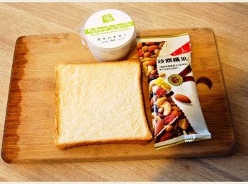 step1: 準備黑木耳米布丁(香草口味)、吐司與綜合纖果等相關料理<span class="group_1">食材</span>。