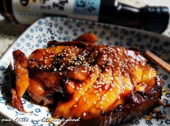 step5: 最後灑上白芝麻，瞧!是不是很簡單啊~這<span class="group_1">醬汁</span>超好用的，可多做的<span class="group_1">醬汁</span>放在一乾淨容器中收存，供下次使用。