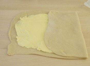step8: 先將一邊的麵團向中間摺2/3