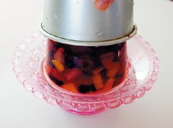 step7: 然後將盤子蓋在模具上，直接翻轉過來，將果凍脫模