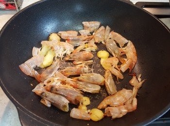 step1: 燒熱油，先炒香薑片蒜片，再放蝦頭蝦殼，再加蕃茄略炒，加熱水在鍋中火煮15 分鐘，放在大碗，最後放蔥段即成。