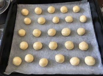 step4: 取出約15-20克的粉糰搓圓(湯圓般大小)，放上焗盤上(每粒預留空間)。