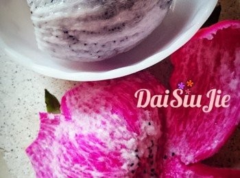 step1: 火龍果切開頂頭，然後很容易就可以整塊皮撕開，乾淨利落。果肉切粒。