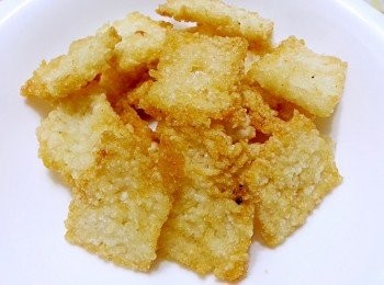 step4: 取一鍋將油燒熱再將壓扁的飯下鍋油炸.炸至金黃色即可取出瀝乾油份.就是鍋巴