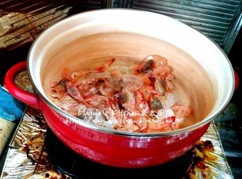 step6: 放入鑊中爆香至轉色 , 加入熱水蓋上蓋用中火煮30分鐘