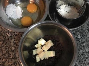 step1: 全蛋+蛋黃+糖放一起；巧克力碎片+無鹽奶油放一起；低筋麵粉+鹽放一起。