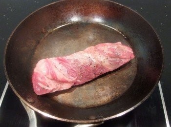 step5: 烤箱先預熱(選上火炙烤功能,烤溫設定約180度c)。準備一支可進烤箱的鍋子,先熱鍋...同時將醃製好的牛肉稍微瀝乾醬汁(醬汁要留下備用),將牛肉下鍋煎約1分鐘(時間視牛肉的厚薄度及個人喜愛的熟度而做調整)。