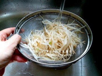 step2: 將銀芽放入煲內加水浸過面 , 拌勻用慢火煮至滾後 , 盛起用水沖一沖洗及瀝乾