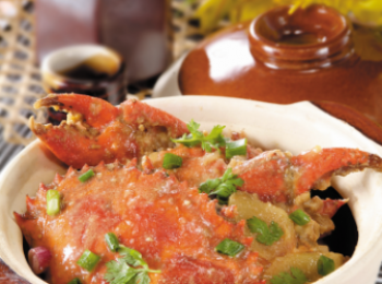 step7: 改中火焗煮10分鐘, 開蓋, 加入豬油渣及葱白段炒匀, 即可上碟。