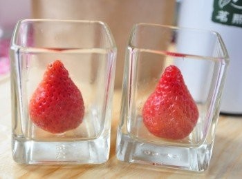 step2: 再準備兩個透明杯，將草莓去掉蒂頭切齊，這樣放入液體草莓就不會浮起