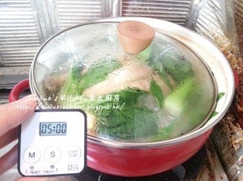 step10: 1 1/2小時後加入小棠菜 , 蓋上蓋用慢火煮5分鐘至微軟身