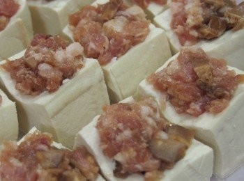 step4: 將醃好的餡料小心釀到豆腐中，然後在面層輕輕灑上生粉。