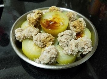 step9: 熄火焗 15 分鐘，飲用前大火滾起，將咸蛋白倒入，再放少少蔥花，完成 。