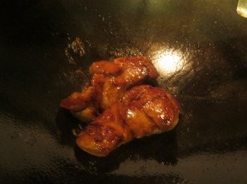 step2: 下油鑊煎香兩面，鎖著肉汁。