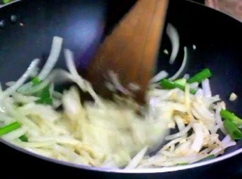 step2: 將蔥末／薑末／蒜末爆香後放入洋蔥炒至甜味釋出後起鍋備用