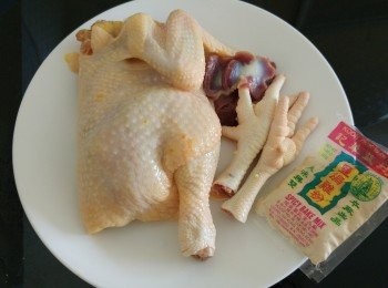 step1: 洗淨雞之後用廚房紙抹乾,再塗上鹽焗粉雪入雪柜幾小時,我用新鮮雞有雞什跟,可分開醃製因為唔想有啲血掂到雞隻。