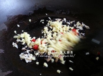 step7: 燒紅鑊 , 先爆香豆豉及蒜蓉 , 加入薑粒及辣椒再拌勻